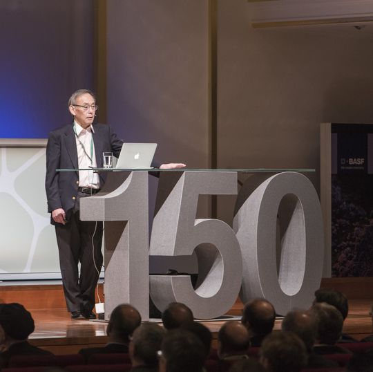 Nobelpreisträger Professor Steven Chu von der Stanford University stellte seinen Plenarvortrag unter den Titel „Energie, Klimawandel und wie der Übergang zu einer nachhaltigen Welt gelingt“. Nobelpreisträger Professor Steven Chu von der Stanford University stellte seinen Plenarvortrag unter den Titel „Energie, Klimawandel und wie der Übergang zu einer nachhaltigen Welt gelingt“.