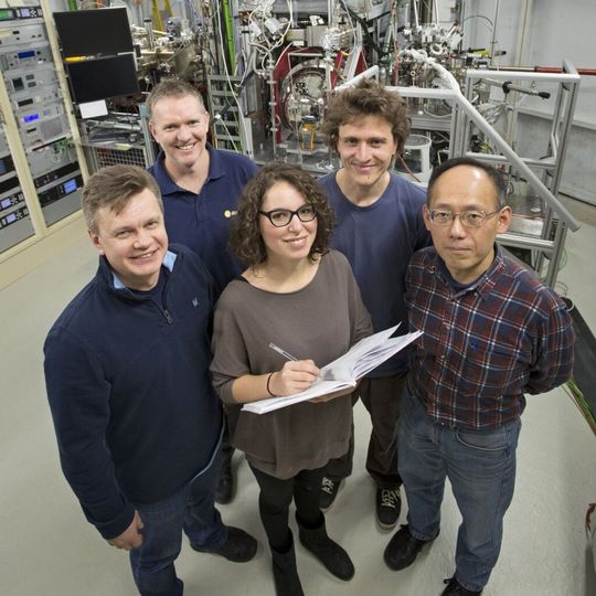 Francois Bocquet (2. v. r.), Sergey Subach (1. v. l.), Jessica Sforzini vom Forschungszentrum Jülich und Dave McCue (2.v. l.) und Tien-Lin Lee (1. v. r.), Diamond Light Source, Oxfordshire Francois Bocquet (2. v. r.), Sergey Subach (1. v. l.), Jessica Sforzini vom Forschungszentrum Jülich und Dave McCue (2.v. l.) und Tien-Lin Lee (1. v. r.), Diamond Light Source, Oxfordshire