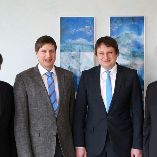 Geschäftsführungswechsel bei Micro-Epsilon: Dr. Thomas Wisspeitner und Dr. Alexander Wisspeitner treten die Nachfolge von Johann Salzberger an (Im Bild: Prof. Dr.-Ing. Martin Sellen, Dr. Thomas Wisspeitner, Alexander Wisspeitner und Johann Salzberger v.l.). Geschäftsführungswechsel bei Micro-Epsilon: Dr. Thomas Wisspeitner und Dr. Alexander Wisspeitner treten die Nachfolge von Johann Salzberger an (Im Bild: Prof. Dr.-Ing. Martin Sellen, Dr. Thomas Wisspeitner, Alexander Wisspeitner und Johann Salzberger v.l.).