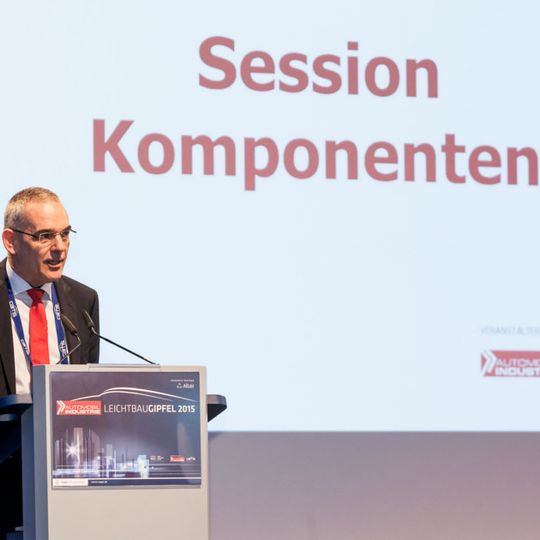 Mit der Session Komponenten startete der zweite Tag des Leichtbau-Gipfels. Mitorganisator und carhs-Geschäftsführer Rainer Hoffmann begrüßte das kundige Publikum. Mit der Session Komponenten startete der zweite Tag des Leichtbau-Gipfels. Mitorganisator und carhs-Geschäftsführer Rainer Hoffmann begrüßte das kundige Publikum.
