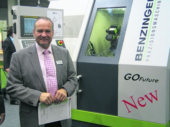 Walter Köcheler, Verkaufleiter beim Maschinenbauer Benzinger: „Mit dieser Maschine gehen wir in die Zukunft.“ Bild: Kraus Walter Köcheler, Verkaufleiter beim Maschinenbauer Benzinger: „Mit dieser Maschine gehen wir in die Zukunft.“ Bild: Kraus
