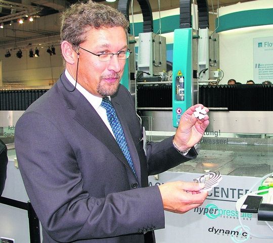 Der technische Direktor von Flow Europe, Andreas Meyer, vor der neuen Wasserstrahlschneidanlage. Der technische Direktor von Flow Europe, Andreas Meyer, vor der neuen Wasserstrahlschneidanlage.
