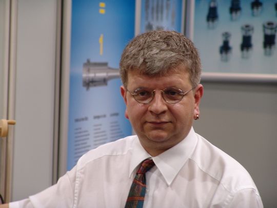 Dipl.-Ing. Jochen Engels, Konstruktions- und Entwicklungsleiter der W & F Werkzeugtechnik GmbH, Großbettlingen: „Was bisher undenkbar war, nämlich der sinnvolle Einsatz der Schrumpffuttertechnik für den Drehbereich, ist nun mit unseren Schrumpffuttern WFB-Ultra möglich.“ Dipl.-Ing. Jochen Engels, Konstruktions- und Entwicklungsleiter der W & F Werkzeugtechnik GmbH, Großbettlingen: „Was bisher undenkbar war, nämlich der sinnvolle Einsatz der Schrumpffuttertechnik für den Drehbereich, ist nun mit unseren Schrumpffuttern WFB-Ultra möglich.“