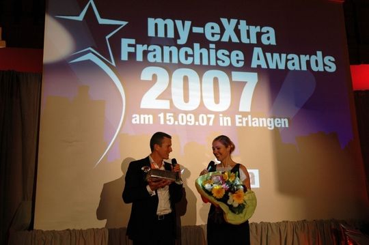 Blumen und ein Präsent für Moderatorin Ruth Moschner, überreicht durch den My-Extra-Geschäftsführer Vertrieb, Matthias Engelke Blumen und ein Präsent für Moderatorin Ruth Moschner, überreicht durch den My-Extra-Geschäftsführer Vertrieb, Matthias Engelke