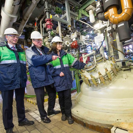 Chempark-Leiter Dr. Ernst Grigat (Mitte) machte sich in einem Betrieb von Bayer Crop Science einen Eindruck von den Planungen. Begleitet wurde er von Werksleiter Dr. Uwe Stelzer und Betriebsleiterin Claudia Aufderhaar. Chempark-Leiter Dr. Ernst Grigat (Mitte) machte sich in einem Betrieb von Bayer Crop Science einen Eindruck von den Planungen. Begleitet wurde er von Werksleiter Dr. Uwe Stelzer und Betriebsleiterin Claudia Aufderhaar.