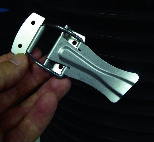 Der Backblechverschluss ist nur ein Beispiel von vielen, in dem sämtliche fertigungstechnischen Möglichkeiten der Maxfeld Stanzbiegetechnik GmbH & Co. KG in Langenzenn vereint sind – Stanzbiegetechnik, Stanztechnik, Drahtbiegen, Oberflächentechnik sowie die Montage der Einzelteile. Der Backblechverschluss ist nur ein Beispiel von vielen, in dem sämtliche fertigungstechnischen Möglichkeiten der Maxfeld Stanzbiegetechnik GmbH & Co. KG in Langenzenn vereint sind – Stanzbiegetechnik, Stanztechnik, Drahtbiegen, Oberflächentechnik sowie die Montage der Einzelteile.