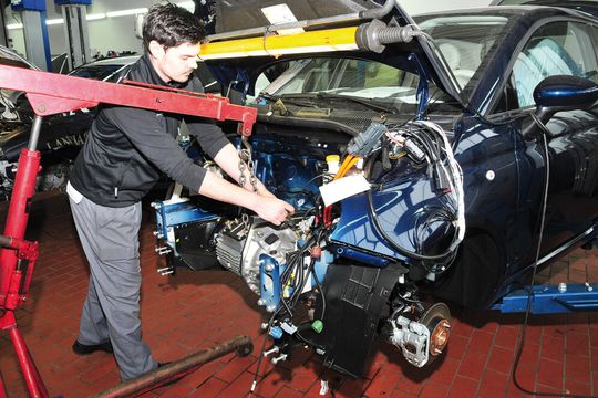 Beim E-Auto-Umbau muss der Verbrennungsmotor einem Elektroaggregat weichen. Beim E-Auto-Umbau muss der Verbrennungsmotor einem Elektroaggregat weichen.