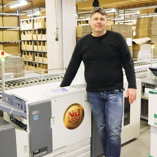 Stefan Loepker, System Administrator bei E.M.P. Merchandising, ist mit den neuen Druckern vollauf zufrieden. Stefan Loepker, System Administrator bei E.M.P. Merchandising, ist mit den neuen Druckern vollauf zufrieden.