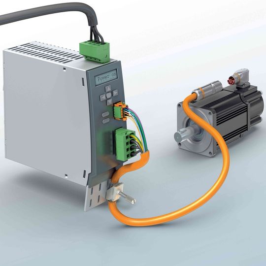 Geräteanschluss für Leistung, Signale und Daten; rechts Motoranschluss