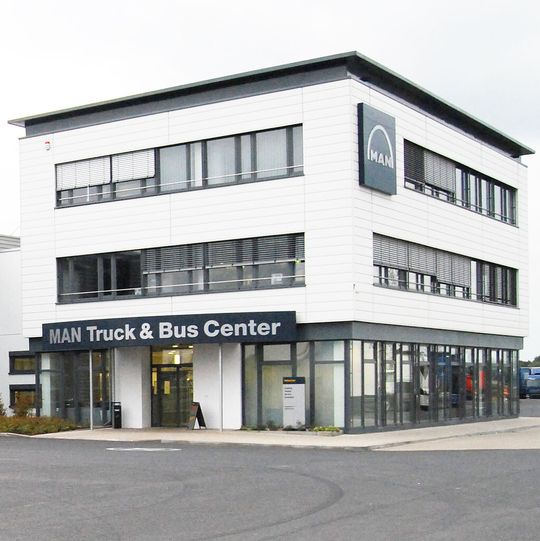 Das bisherige Vermietdepot in Köln-Rodenkirchen wurde aufgelöst und in das MAN Truck & Bus Center Frechen integriert. Das bisherige Vermietdepot in Köln-Rodenkirchen wurde aufgelöst und in das MAN Truck & Bus Center Frechen integriert.