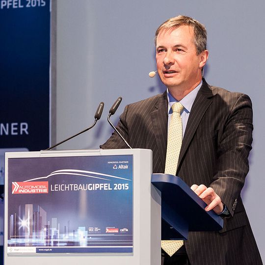 „Der Wettbewerb zwischen den Werkstoffen und Fertigungsverfahren verschärft sich – und der Schwerpunkt bleibt auf dem Material-Leichtbau“, sagte Dr. Stefan Kienzle von Daimler beim Leichtbau-Gipfel 2015 in Würzburg. „Der Wettbewerb zwischen den Werkstoffen und Fertigungsverfahren verschärft sich – und der Schwerpunkt bleibt auf dem Material-Leichtbau“, sagte Dr. Stefan Kienzle von Daimler beim Leichtbau-Gipfel 2015 in Würzburg.