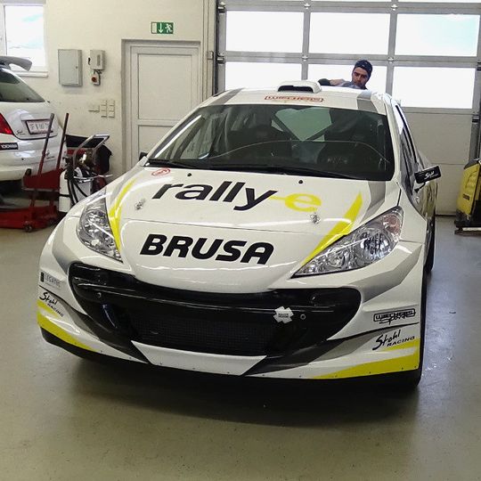 Stohl Racing hat einen Peugeot S2000 mit Elektromotoren ausgerüstet. Stohl Racing hat einen Peugeot S2000 mit Elektromotoren ausgerüstet.