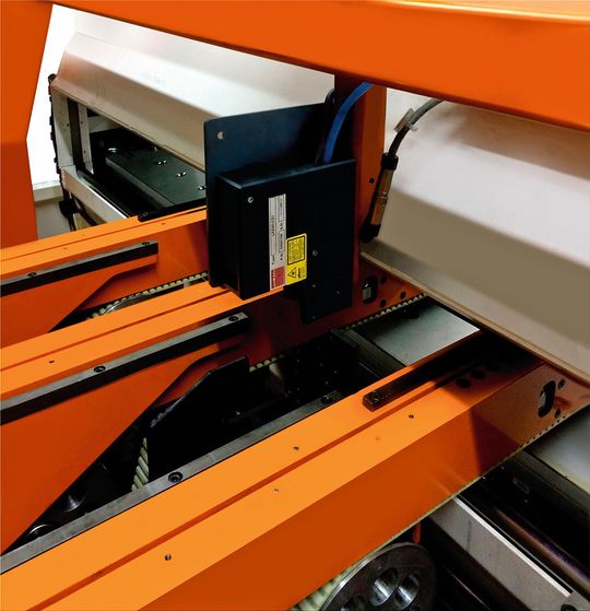 Das zweiseitiges Doppelblech Kontroll-System von Roland eignet sich gleichermaßen für Metalle und Nichtmetalle und basiert auf dem Laser-Funktionsprinzip. Es besticht insbesondere durch seine Wartungsfreiheit und Eigenüberwachung des Messsystems. Das zweiseitiges Doppelblech Kontroll-System von Roland eignet sich gleichermaßen für Metalle und Nichtmetalle und basiert auf dem Laser-Funktionsprinzip. Es besticht insbesondere durch seine Wartungsfreiheit und Eigenüberwachung des Messsystems.