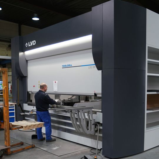 Die Produktion mit einer automatisierten Abkantpresse ermöglicht durch einen sehr schnellen robotergesteuerten Werkzeugwechsel eine wirtschaftliche Produktion von Kleinserien. Die Produktion mit einer automatisierten Abkantpresse ermöglicht durch einen sehr schnellen robotergesteuerten Werkzeugwechsel eine wirtschaftliche Produktion von Kleinserien.