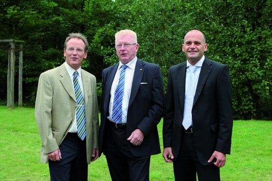Yngve Revander (Mitte), der seit 1981 die Geschicke von Atlas Copco Tools leitete, gibt zum 30. September die Geschäftsführung in die Hände von Volker Wiens (links) und Erik Felle (rechts). Bild: Atlas Copco Yngve Revander (Mitte), der seit 1981 die Geschicke von Atlas Copco Tools leitete, gibt zum 30. September die Geschäftsführung in die Hände von Volker Wiens (links) und Erik Felle (rechts). Bild: Atlas Copco