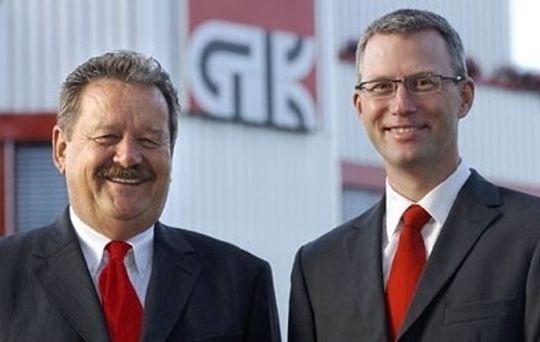 Unternehmensgründer Georg Kaufmann (links) hat die Geschäftsführung der der Georg Kaufmann Formenbau AG an Dr. Nikolaus Kudlik übergeben. Bild: Georg Kaufmann Formenbau Unternehmensgründer Georg Kaufmann (links) hat die Geschäftsführung der der Georg Kaufmann Formenbau AG an Dr. Nikolaus Kudlik übergeben. Bild: Georg Kaufmann Formenbau