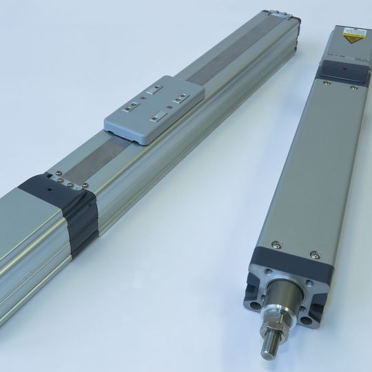 Das Bild zeigt die IAI-Linearaktuatoren RCP5 in Schlitten- (links) sowie Schubstangenausführung mit batterielosen Absolut-Encodern. Das Bild zeigt die IAI-Linearaktuatoren RCP5 in Schlitten- (links) sowie Schubstangenausführung mit batterielosen Absolut-Encodern.
