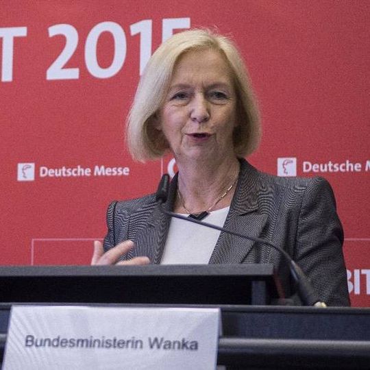 Johanna Wanka hat auf der Cebit die neue Plattform Industrie 4.0 vorgestellt: Deutschland soll durch die Zusammenarbeit einzelner Verbände Vorreiter bei der Digitalisierung der Arbeitswelt werden. Johanna Wanka hat auf der Cebit die neue Plattform Industrie 4.0 vorgestellt: Deutschland soll durch die Zusammenarbeit einzelner Verbände Vorreiter bei der Digitalisierung der Arbeitswelt werden.