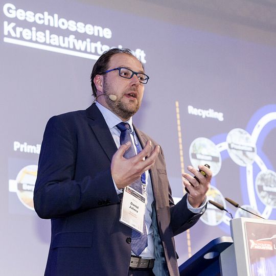 Daniel Jubera von der Novalis AG referierte über die geschlossene Kreislaufwirtschaft für die Automobilindustrie. Daniel Jubera von der Novalis AG referierte über die geschlossene Kreislaufwirtschaft für die Automobilindustrie.