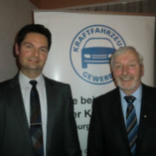 Mitgliederversammlung der Kfz-Innung Flensburg: Jurist Fabian Geyer vom Arbeitgeberverband (li.) und Obermeister Günther Görrissen.