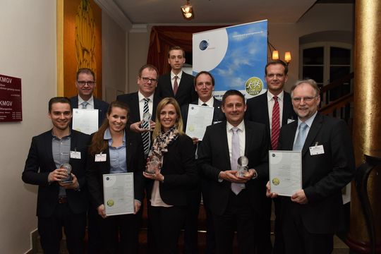 Die Gewinner des „Lean and Green Awards“ auf dem Handelslogistik-Kongress Log 2015. Die Gewinner des „Lean and Green Awards“ auf dem Handelslogistik-Kongress Log 2015.