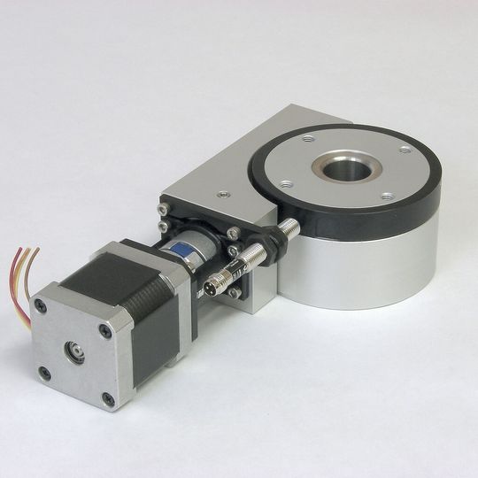 Äußerst präzise dreht der MDT per Schrittmotor Komponenten wie Laser, Sensoren, Endschalter oder Kameras in automatisierten Prozessen.