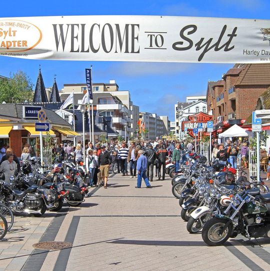 Bereits zum 17. Mal feiert Harley-Davidson den Sommeranfang mit seinen Fans auf der Ferieninsel Sylt. Bereits zum 17. Mal feiert Harley-Davidson den Sommeranfang mit seinen Fans auf der Ferieninsel Sylt.