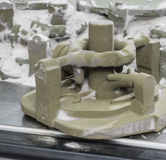Durch maßgeschneiderte Gusskerne, die mit 3D-Druckern hergestellt werden, reduziert die Bosch Rexroth Gießerei Lieferzeiten und Kosten für individuelle Gussteile und Kleinserien. Durch maßgeschneiderte Gusskerne, die mit 3D-Druckern hergestellt werden, reduziert die Bosch Rexroth Gießerei Lieferzeiten und Kosten für individuelle Gussteile und Kleinserien.