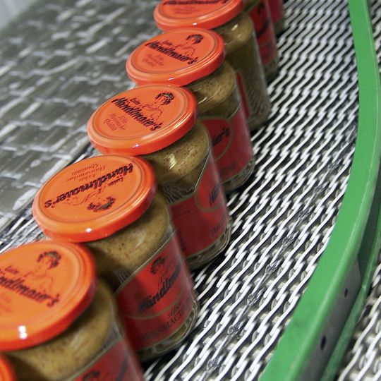 Händlmaier Senf setzt seit kurzem auf eine nachhaltige Produktion mithilfe eines modernen Molchsystems. Händlmaier Senf setzt seit kurzem auf eine nachhaltige Produktion mithilfe eines modernen Molchsystems.