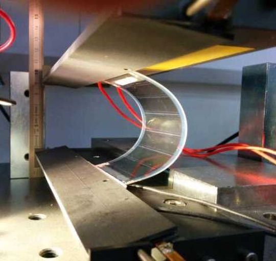 Eine flexible organische Solarzelle aus dem Treasores-Projekt wird mehrmals auf einen Radius von 25 Millimeter gebogen, während ihre Leistung überwacht wird. Die nachgewiesene Lebensdauer für diese Zellen beträgt rund 4000 Stunden. Eine flexible organische Solarzelle aus dem Treasores-Projekt wird mehrmals auf einen Radius von 25 Millimeter gebogen, während ihre Leistung überwacht wird. Die nachgewiesene Lebensdauer für diese Zellen beträgt rund 4000 Stunden.