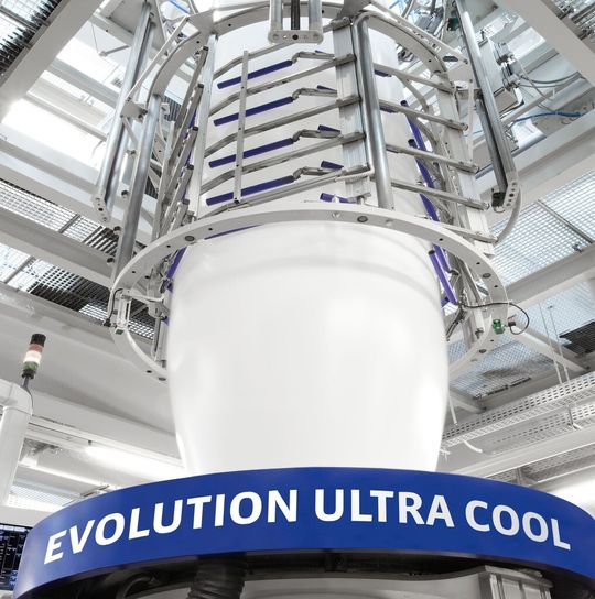 Reifenhäuser auf der NPE 2015: Das Highlight Ultra Cool gilt alsbedienerfreundliches Hochleistungskühlsystem, das aufgrund seines Designs, der optimalen Abstimmung zwischen geregelter Massetemperatur und perfekter Homogenität sowie der Niederdruck-Blasfolienwerkzeuge für höchstmögliche Ausstoßleistungen stehe. Reifenhäuser auf der NPE 2015: Das Highlight Ultra Cool gilt alsbedienerfreundliches Hochleistungskühlsystem, das aufgrund seines Designs, der optimalen Abstimmung zwischen geregelter Massetemperatur und perfekter Homogenität sowie der Niederdruck-Blasfolienwerkzeuge für höchstmögliche Ausstoßleistungen stehe.