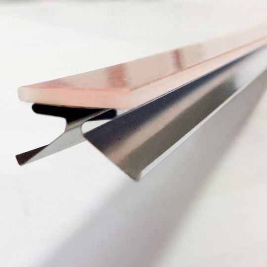 Der Schwerpunkt von Profilmetall auf der Hannover Messe lautet „Verbundprofile aus Metall und Kunststoff“. Das Unternehmen zeigt unter anderem eine Federschiene aus einer Stahl-Kunststoff-Verbindung. Der Schwerpunkt von Profilmetall auf der Hannover Messe lautet „Verbundprofile aus Metall und Kunststoff“. Das Unternehmen zeigt unter anderem eine Federschiene aus einer Stahl-Kunststoff-Verbindung.