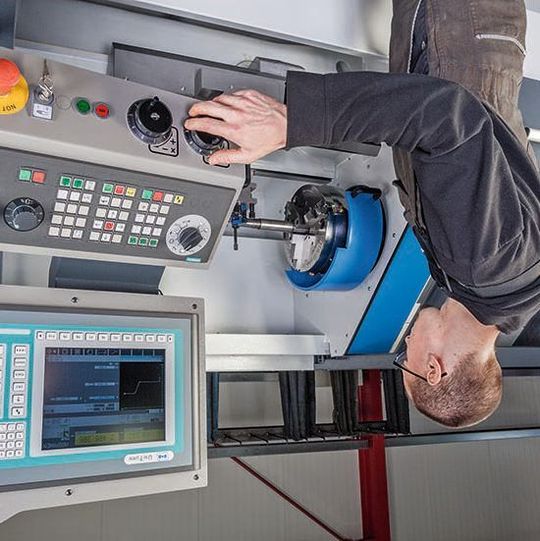 Die bedienerfreundliche CNC-Steuerung ist eine Eigenentwicklung. Die bedienerfreundliche CNC-Steuerung ist eine Eigenentwicklung.