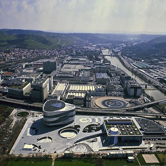 Rund eine Milliarde Euro investiert Daimler in das Stammwerk. Die Produktpalette des Werkes reicht von hocheffizienten Motoren bis hin zu alternativen Antrieben. Rund eine Milliarde Euro investiert Daimler in das Stammwerk. Die Produktpalette des Werkes reicht von hocheffizienten Motoren bis hin zu alternativen Antrieben.