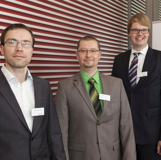 Die Preisträger (v.l.): Dipl.-Ing. (FH) Raimund Thomas (zweiter Preis), Dr.-Ing. Edgar Schulz (dritter Preis) und Dr.-Ing. Cord Hinrich Winkelmann (erster Preis) wurden mit dem Innovation Award für ihre herausragenden wissenschaftlichen Arbeiten ausgezeichnet.