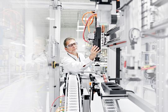 Die Verlagerung der Antriebstechnik direkt in die Maschine spart Platz, verringert den Verkabelungsaufwand und optimiert die Energiebilanz.