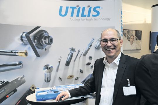 «Dabei mussten wir lernen, den Mut zu haben Altbewährtes loszulassen um die Hände frei zu bekommen um Neues anzupacken und aufzubauen.» Mario Macario, Managing Director Utilis AG «Dabei mussten wir lernen, den Mut zu haben Altbewährtes loszulassen um die Hände frei zu bekommen um Neues anzupacken und aufzubauen.» Mario Macario, Managing Director Utilis AG