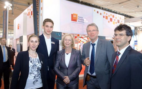 Beeindruckt von der gemeinsam von Informatikern, Epidemiologen, Infektionsforschern, Tropenmedizinern und Experten aus Nigeria entwickelten IT-Lösung: Bundesforschungsministerin Prof. Johanna Wanka (m.), die Professoren Christoph Meinel (HPI, 2. v. r.), Gerard Krause (HZI, r.), Doktorandin Cindy Fähnrich (l.) und Bachelorstudent Michael Janke (2. v. l.) Beeindruckt von der gemeinsam von Informatikern, Epidemiologen, Infektionsforschern, Tropenmedizinern und Experten aus Nigeria entwickelten IT-Lösung: Bundesforschungsministerin Prof. Johanna Wanka (m.), die Professoren Christoph Meinel (HPI, 2. v. r.), Gerard Krause (HZI, r.), Doktorandin Cindy Fähnrich (l.) und Bachelorstudent Michael Janke (2. v. l.)