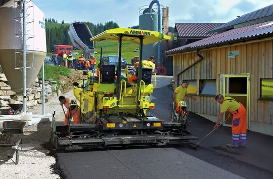 Ein Niedertemperatur-Asphaltierer von Ammann im Einsatz. Ein Niedertemperatur-Asphaltierer von Ammann im Einsatz.