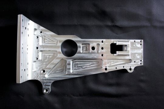 Kubisches Frästeil aus Aluminium bei der Otto Ackermann AG gefertigt. Kubisches Frästeil aus Aluminium bei der Otto Ackermann AG gefertigt.