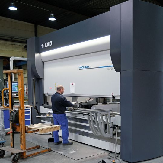 Mit der neuen automatisierten Anlage kann der Unternehmensbereich M-Stainless von Modersohn eine Vielzahl von Abkant- und Biegeprofilen fertigen.