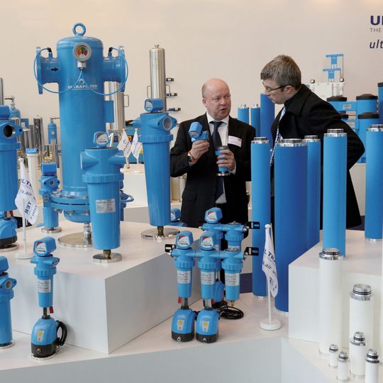 Ob mit (Drucklufttechnik) oder ganz wenig Luft (Vakuumtechnik): In beiden Fällen ist das Anwendungsspektrum enorm breit, wie auch auf der Comvac vom 13. bis 17. im April in Hannover wieder zu sehen sein wird. Ob mit (Drucklufttechnik) oder ganz wenig Luft (Vakuumtechnik): In beiden Fällen ist das Anwendungsspektrum enorm breit, wie auch auf der Comvac vom 13. bis 17. im April in Hannover wieder zu sehen sein wird.
