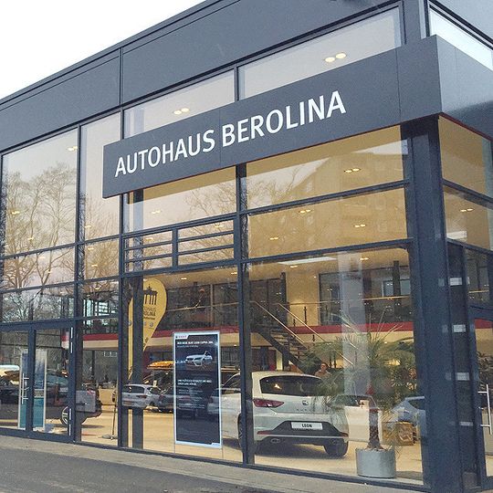 Das Seat-Autohaus Tempelhof der Berolina-Gruppe ist umgezogen und in der aktuellen CI des spanischen Fabrikats neu gebaut worden. Das Seat-Autohaus Tempelhof der Berolina-Gruppe ist umgezogen und in der aktuellen CI des spanischen Fabrikats neu gebaut worden.