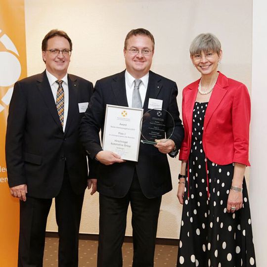 Frau Christiane Kersting, Geschäftsführerin des Deutschen Instituts für Ideen- und Innovationsmanagement und Werner Schmidt, Präsident des Zentrums Ideenmanagement, überreichen den zweiten Preis „Bestes Ideenmanagement“ an Dr. Christian Hinsel (Bildmitte), Leiter Hirschvogel Produktionssystem & Strategisches Management. Frau Christiane Kersting, Geschäftsführerin des Deutschen Instituts für Ideen- und Innovationsmanagement und Werner Schmidt, Präsident des Zentrums Ideenmanagement, überreichen den zweiten Preis „Bestes Ideenmanagement“ an Dr. Christian Hinsel (Bildmitte), Leiter Hirschvogel Produktionssystem & Strategisches Management.