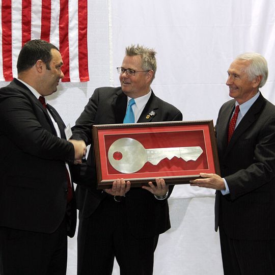 Die feierliche Einweihung des neuen iwis-Werkes in Murray, USA. Von links nach rechts: Ulrich Bach, Geschäftsführer iwis engine systems, Johannes Winklhofer, Geschäftsführender Gesellschafter iwis-Gruppe, Steven L. Beshear, Gouverneur von Kentucky, USA. Die feierliche Einweihung des neuen iwis-Werkes in Murray, USA. Von links nach rechts: Ulrich Bach, Geschäftsführer iwis engine systems, Johannes Winklhofer, Geschäftsführender Gesellschafter iwis-Gruppe, Steven L. Beshear, Gouverneur von Kentucky, USA.