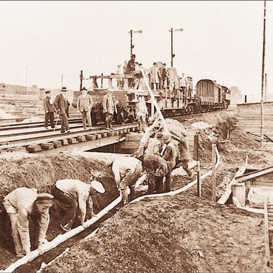 Leitungen der Telegrafentechnik waren gegen 1880 Basis erster Starkstromkabel in Deutschland. Isoliert wurden sie mit Guttapercha, dem eingedickten Saft des gleichnamigen asiatischen Gummibaumes. Leitungen der Telegrafentechnik waren gegen 1880 Basis erster Starkstromkabel in Deutschland. Isoliert wurden sie mit Guttapercha, dem eingedickten Saft des gleichnamigen asiatischen Gummibaumes.