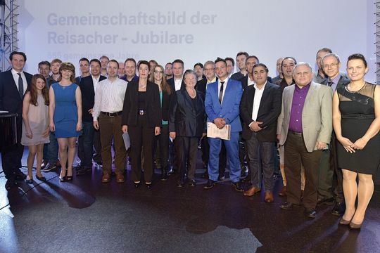 Unter dem Titel „555 gemeinsame Jahre“ zeichnete Reisacher 2014 einige Jubilare für ihre Betriebszugehörigkeit aus. Unter dem Titel „555 gemeinsame Jahre“ zeichnete Reisacher 2014 einige Jubilare für ihre Betriebszugehörigkeit aus.