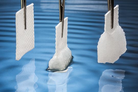 Hydrophile Schaumlösungen absorbieren das Wundexsudat und schaffen ein ideales Umfeld für die Wundheilung. Hydrophile Schaumlösungen absorbieren das Wundexsudat und schaffen ein ideales Umfeld für die Wundheilung.