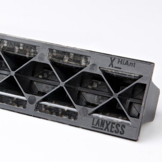 Das neue Tepex-Material soll laut Lanxess über 30 Prozent leichter als Metall sein. Das neue Tepex-Material soll laut Lanxess über 30 Prozent leichter als Metall sein.
