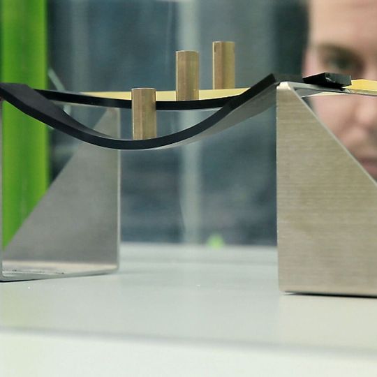 Die neuen 1zu1-Werkstoffe im Vakuumguss sind bis zu 150 °C beziehungsweise 200 °C im Vergleich zum Standardmaterial (vorne) äußerst formstabil. Die neuen 1zu1-Werkstoffe im Vakuumguss sind bis zu 150 °C beziehungsweise 200 °C im Vergleich zum Standardmaterial (vorne) äußerst formstabil.